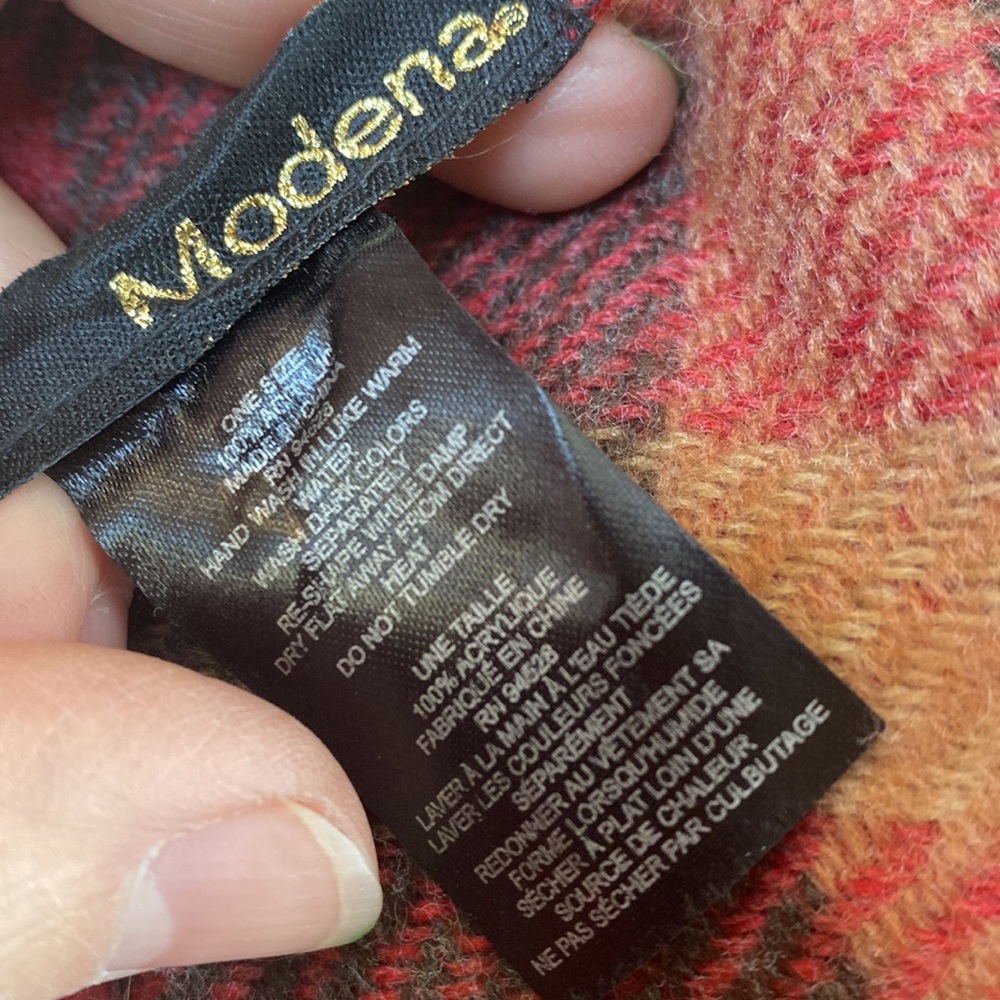 Modena red plaid shawl w/vegan leather & fo-gold clasp. 100%Acrylic 1sz fits all - Picture 4 of 5